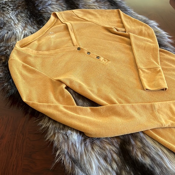 Time And Tru Mustard Yellow V-Neck Thermal with Button Front, Size: S - Picture 2 of 9